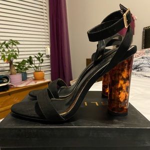 Liliana ‘Mills-6’ black, chunky high heel sandal